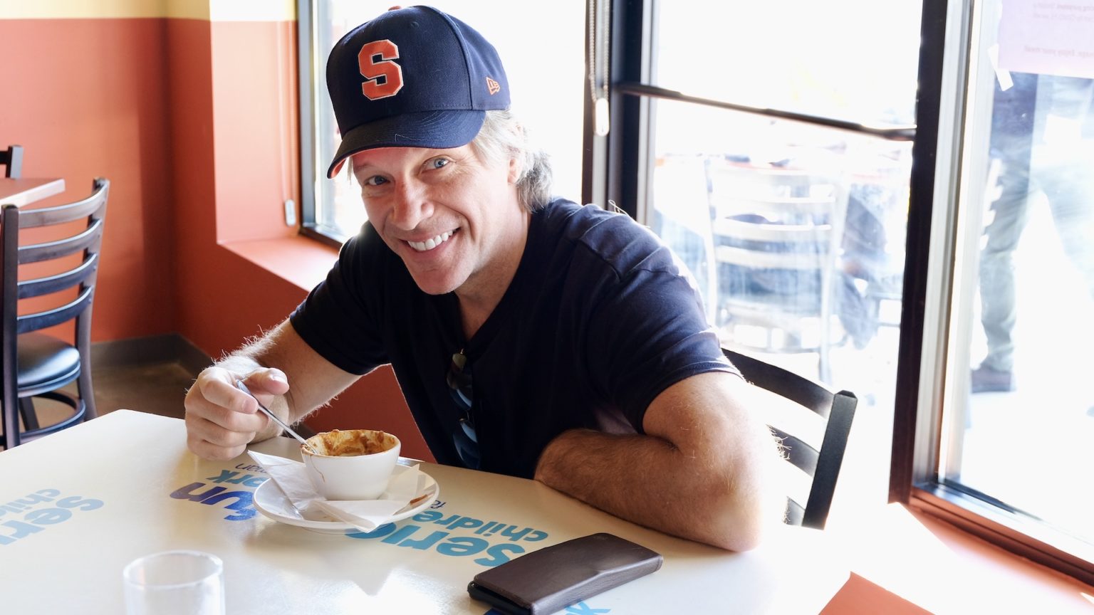 Proportioneel uitlaat logo Jon Bon Jovi is fighting poverty with the JBJ Soul Kitchen - The Big Issue