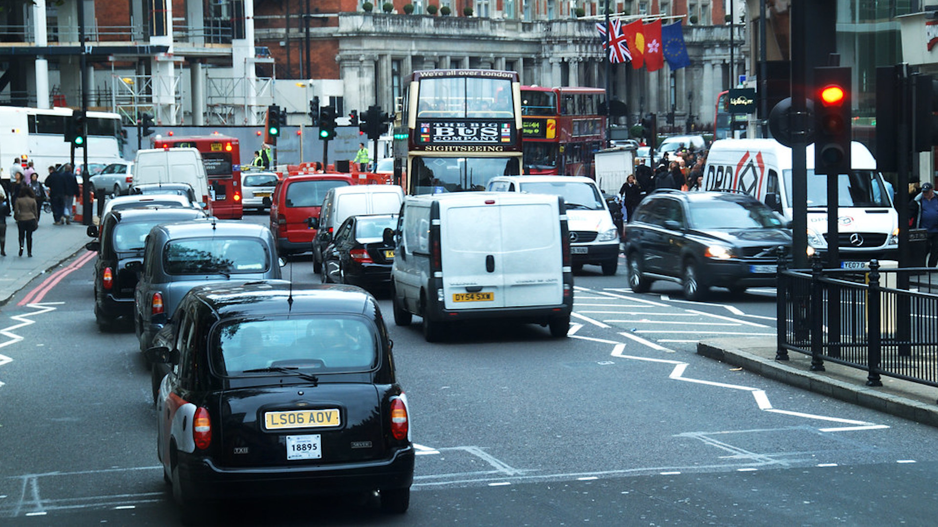 Traffic in London is a major contributor to the city's air pollution