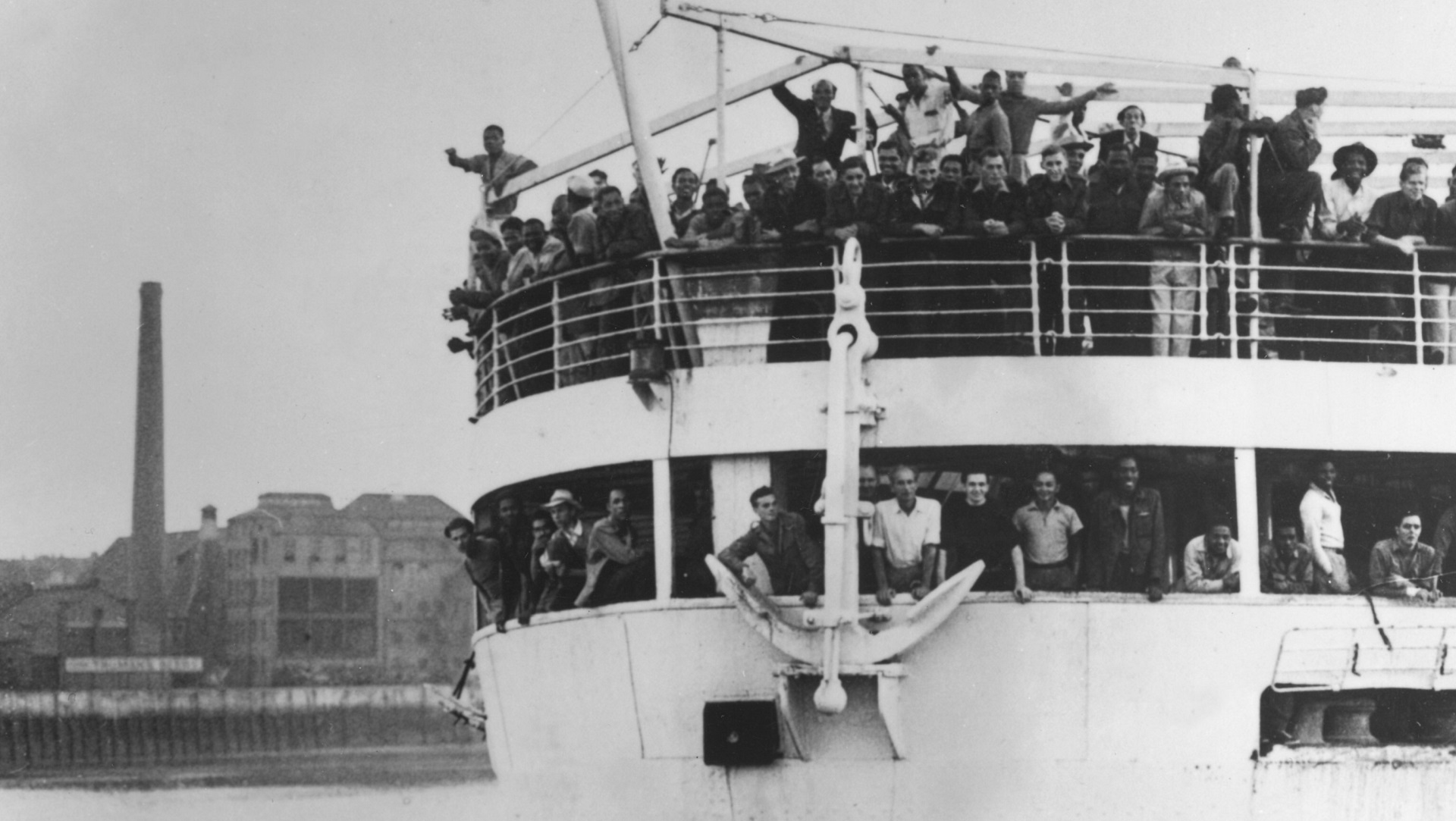 22nd June 1948: The ex-troopship 'Empire Windrush' arriving at Tilbury Docks from Jamaica, with 482 Jamaicans on board, emigrating to Britain. (Photo by Keystone/Getty Images)