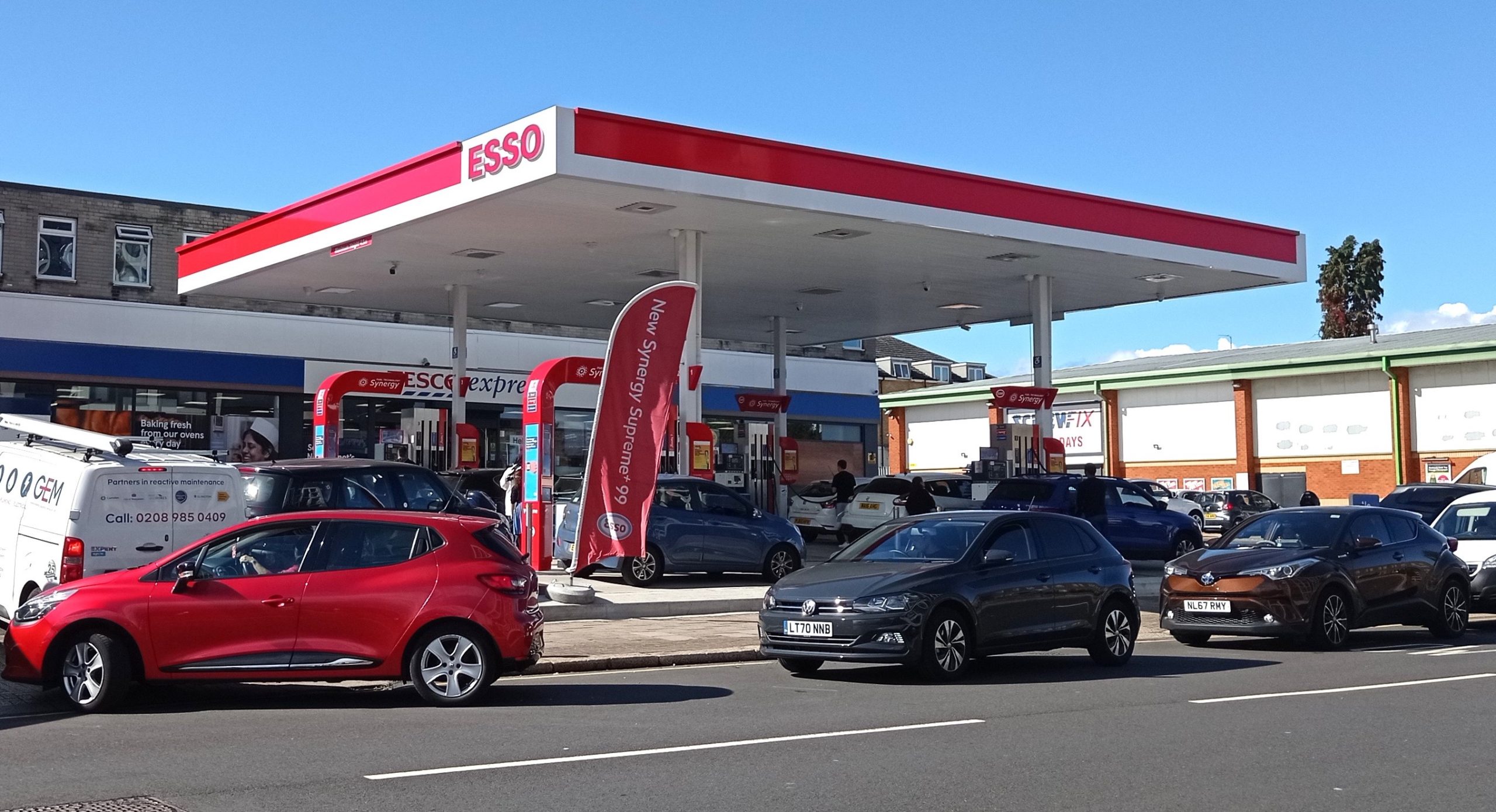 Queues for fuel at East Barnet Esso service station on Monday. The Prime Minister Boris Johnson said the crisis showed signs of getting better but cab drivers told a different story. Photo credit: Wikicommons / Philafrenzy
