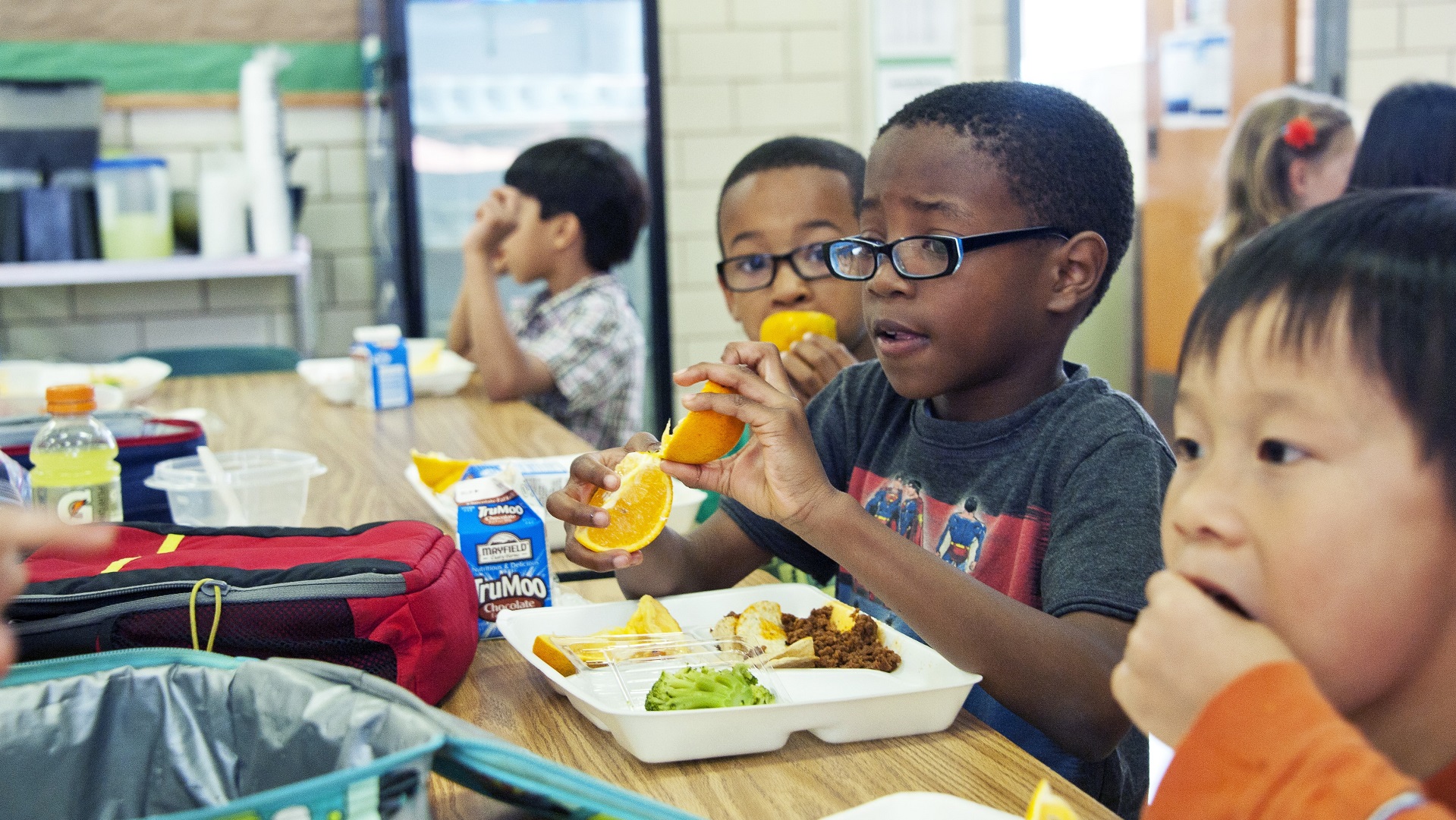 Free school meals/ Image of children eating