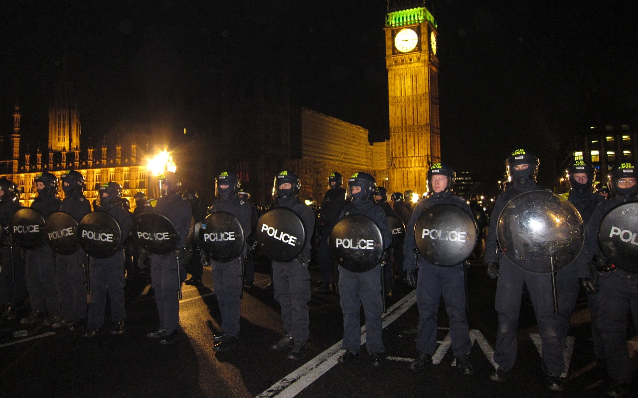 Police kettle protesters on Westminster Bridge CREDIT Flickr Bob Bob