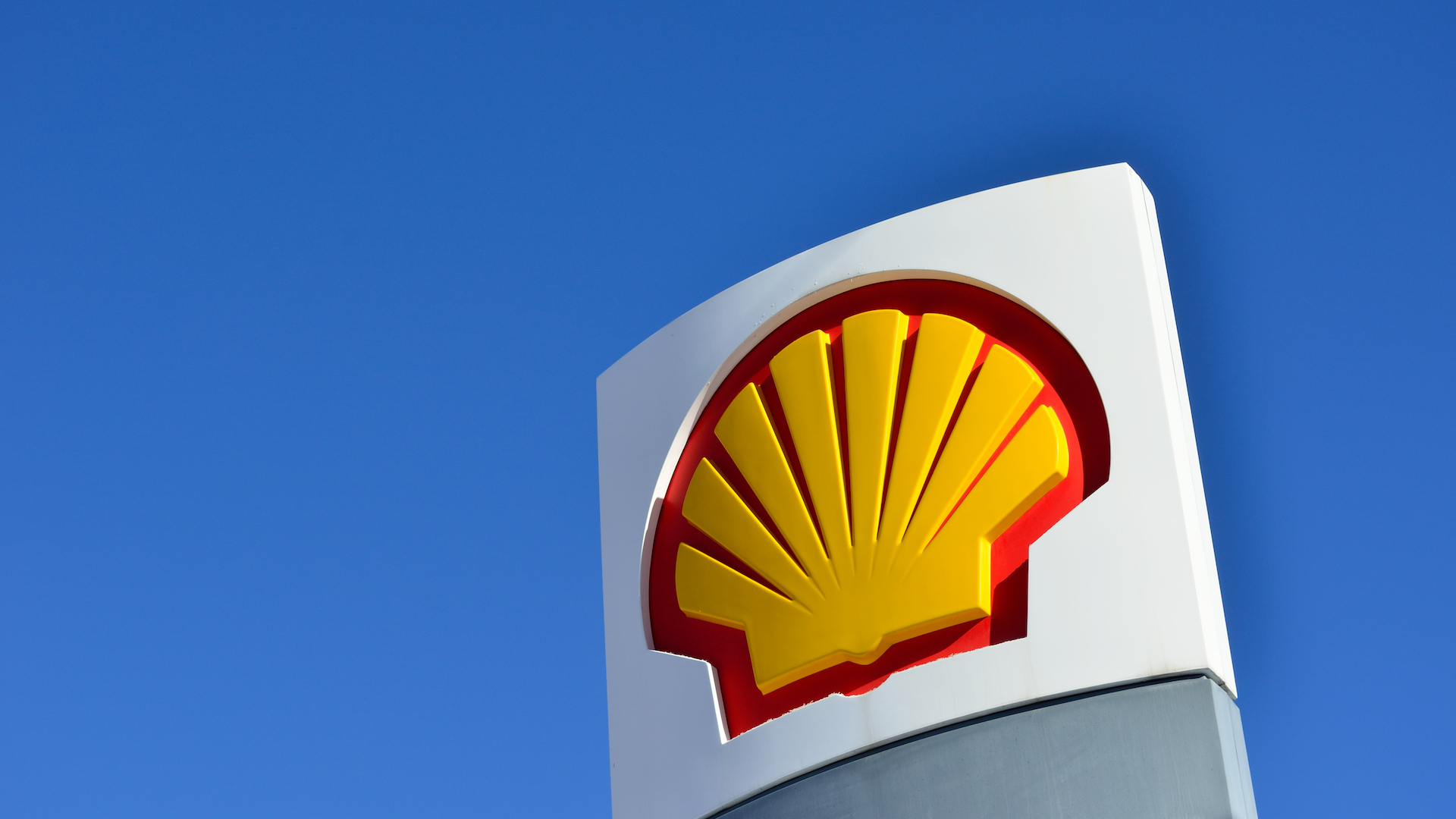 The red and yellow shell logo sits on top of a pricing tower against a blue sky