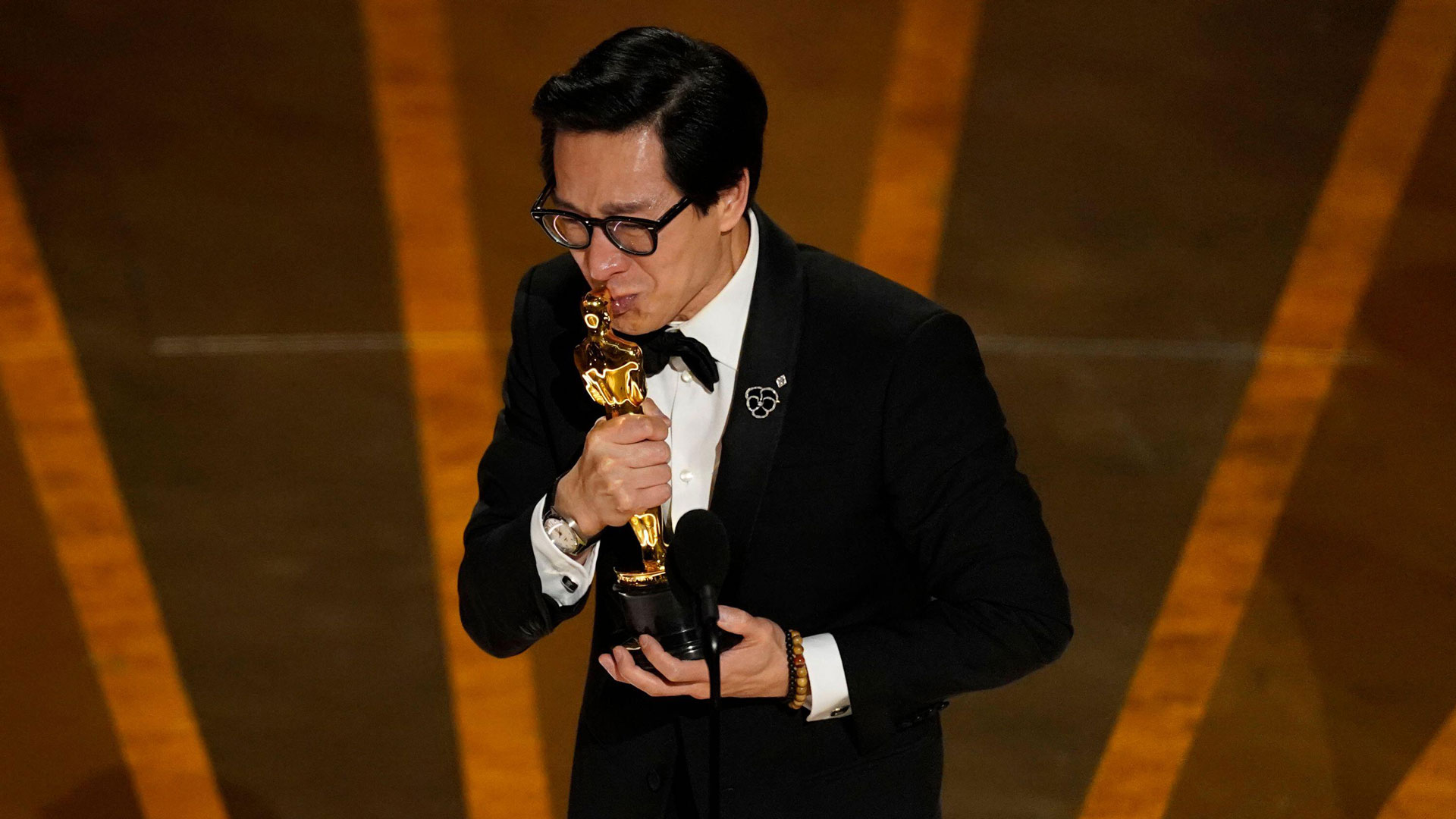 Ke Huy Quan kisses his Oscar statuette as he accepts the award for best performance by an actor in a supporting role for Everything Everywhere All at Once at the Oscars 2023. Photo: AP /Chris Pizzello