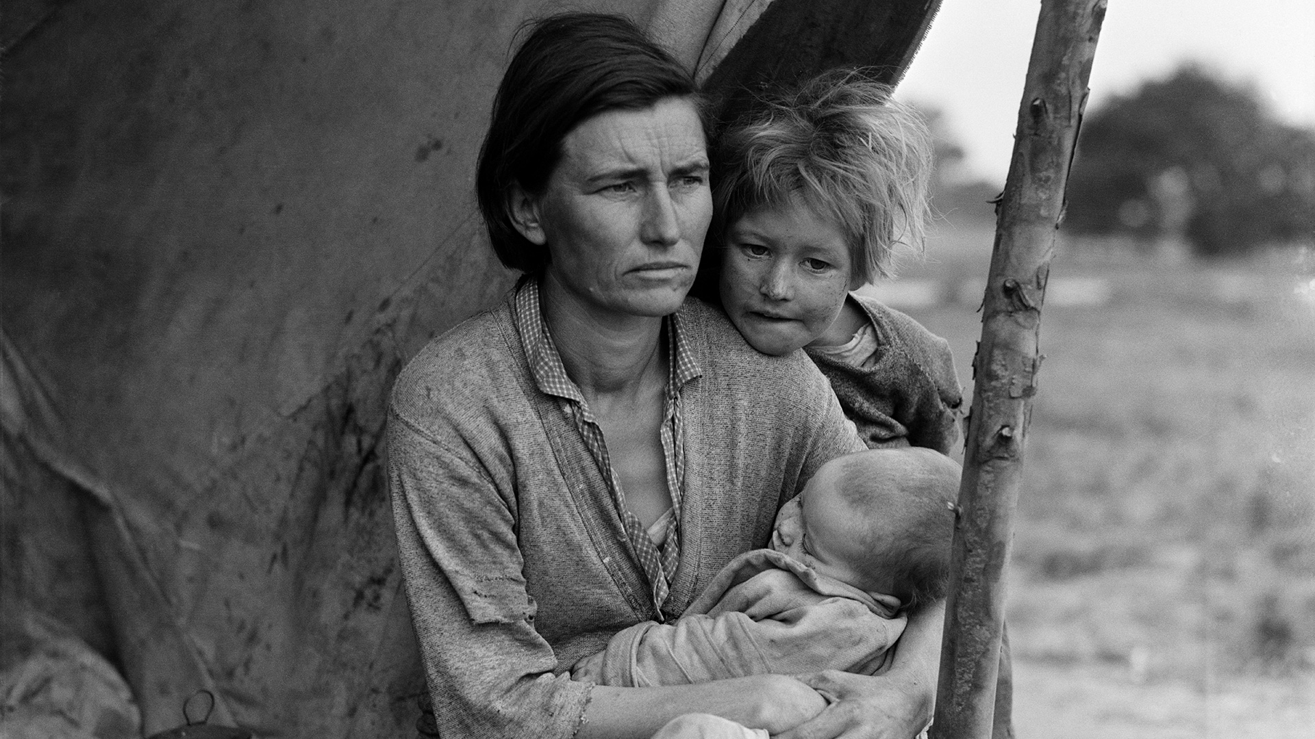 A migrant woman and her children during the depression