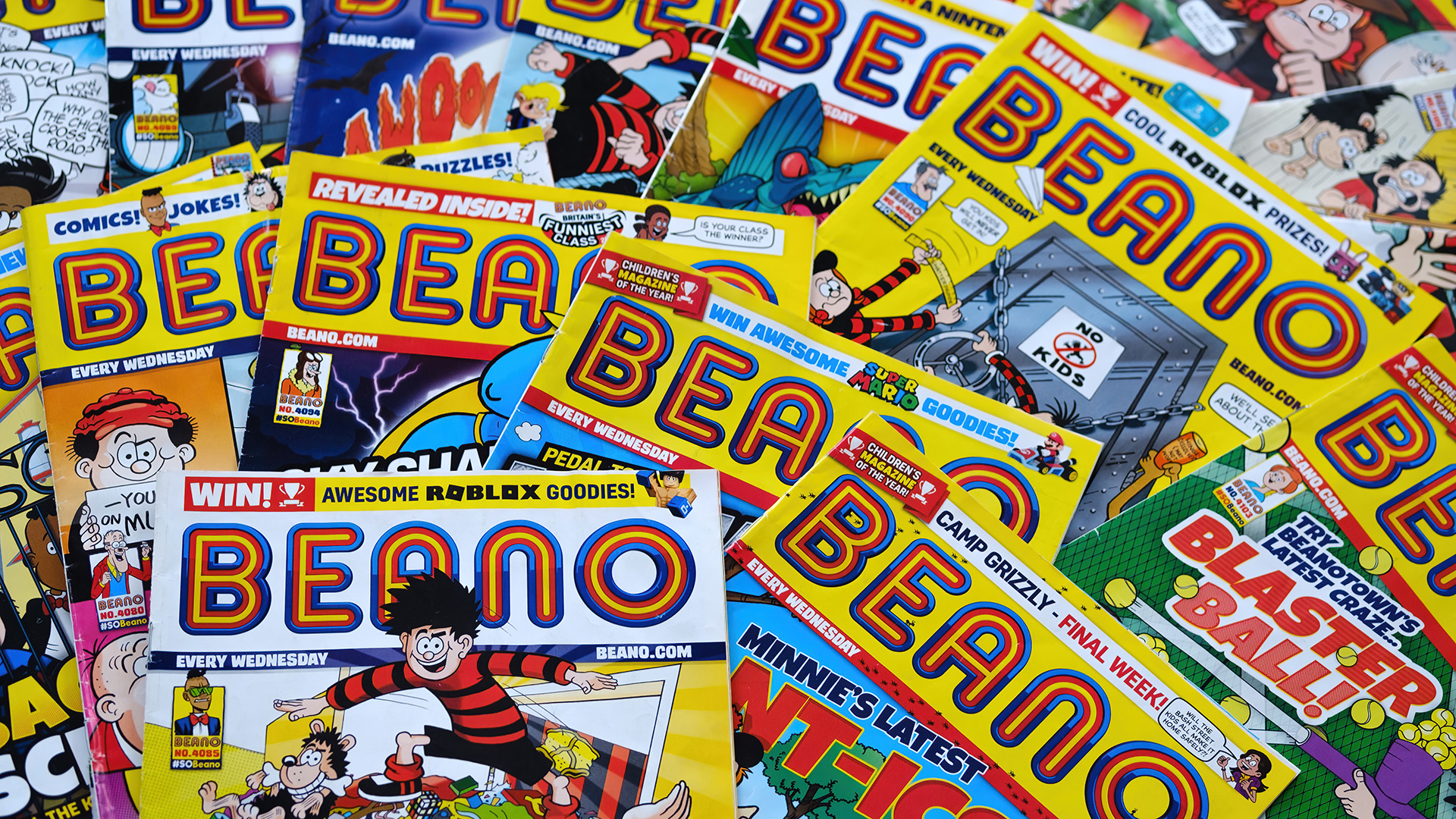 Copies of the Beano laid out