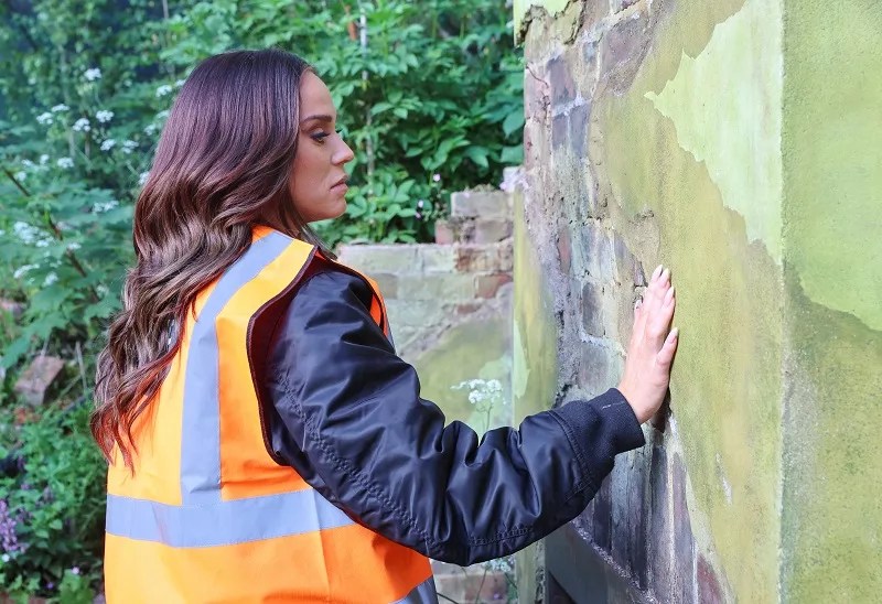 Vicky Pattison sleeps out at the Chelsea Flower Show for Centrepoint to raise awareness of youth homelessness