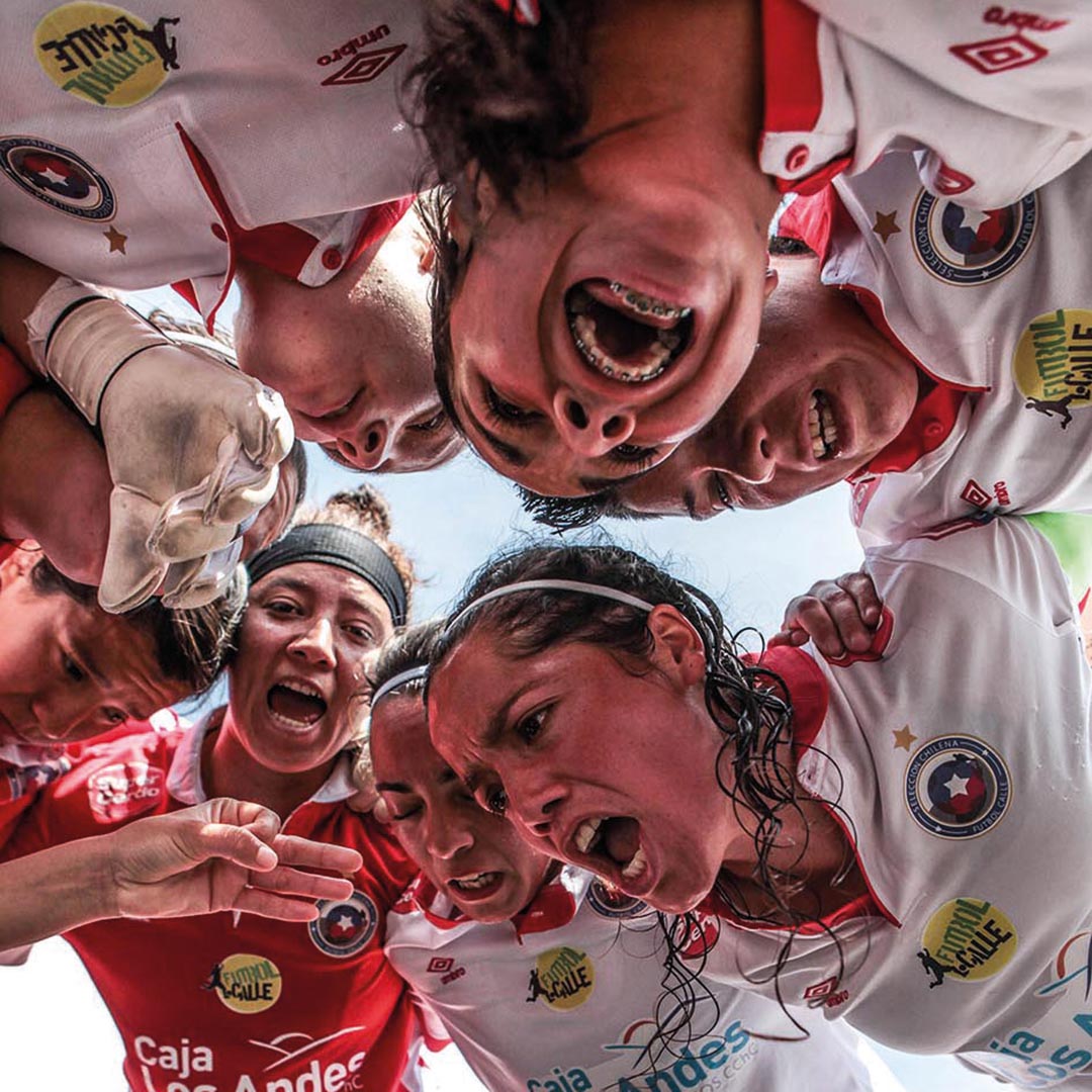 Chilean women's football team huddle together